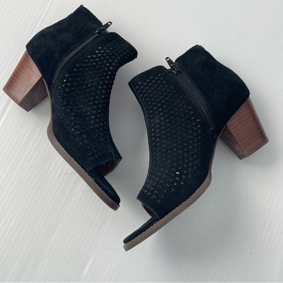 Vionic Chrysaa perforated design peep toe bootie decorative buckles side zip 8.5 - Picture 4 of 9